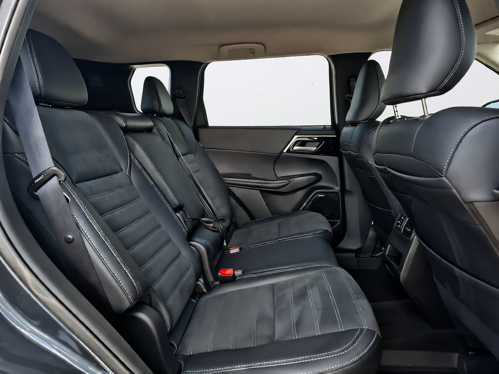 Used 2025 Mitsubishi Outlander SE AWD/4WD image 52