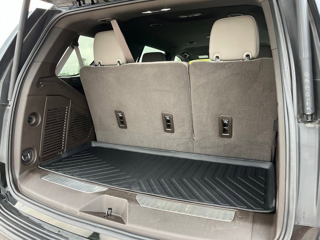 Used 2021 Chevrolet Tahoe Z71 w/ Luxury Package AWD/4WD image 16