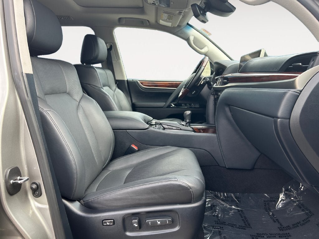 Used 2021 Lexus LX 570 4WD w/ Luxury Package image 24