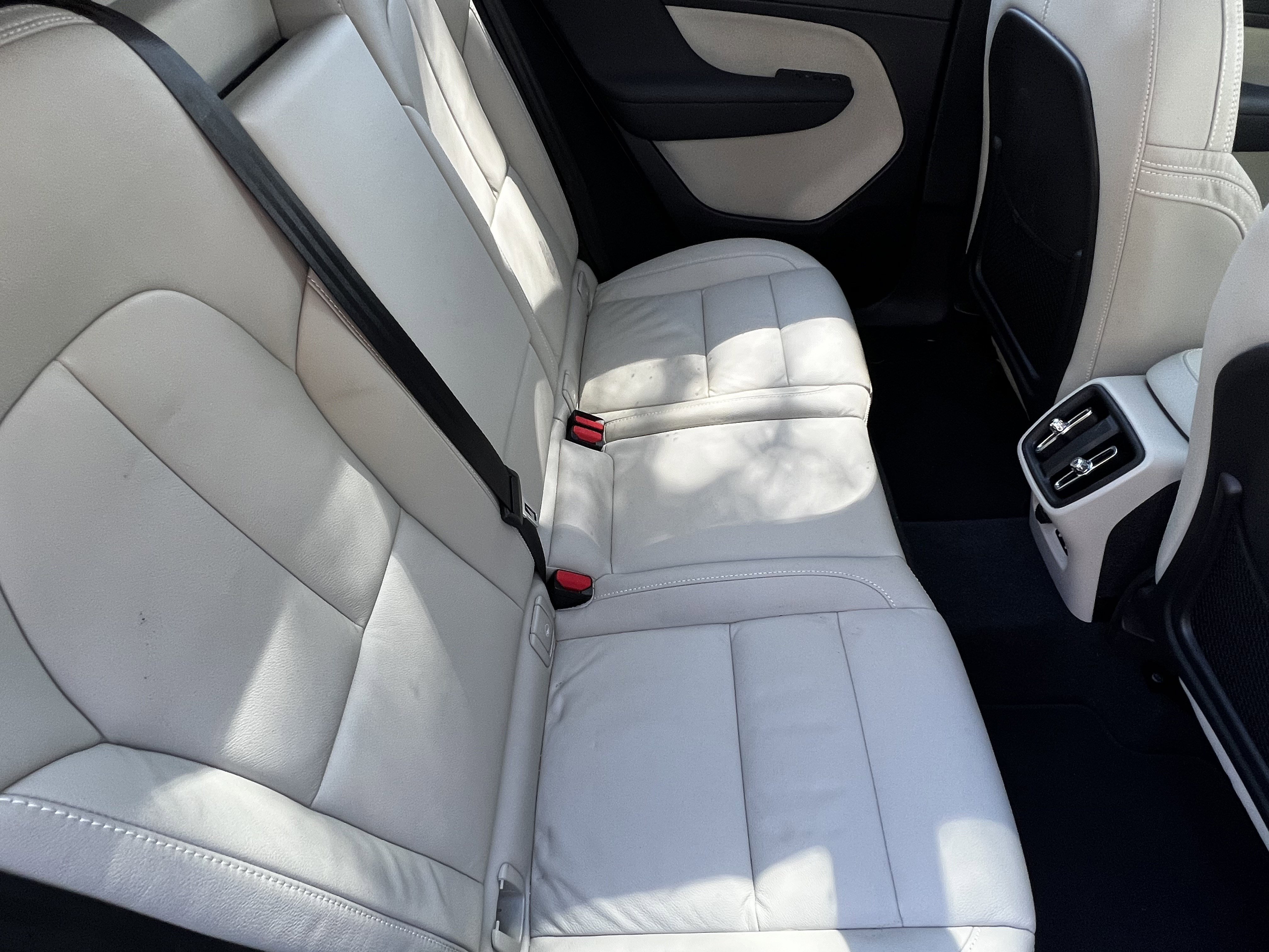 Used 2023 Volvo XC40 B5 Plus image 38