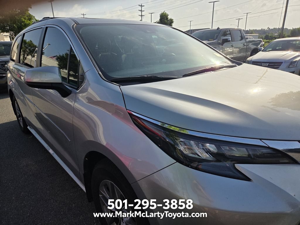 Used 2025 Toyota Sienna XLE FWD image 4