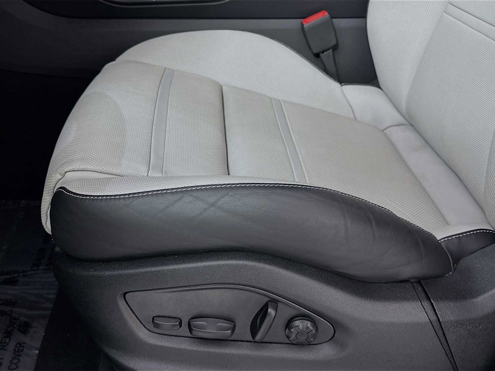 Certified 2025 Porsche Cayenne image 12