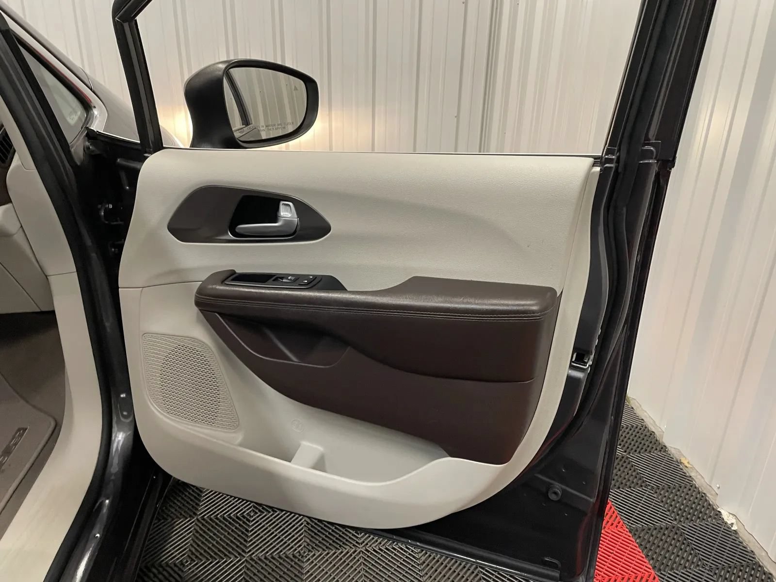 Used 2018 Chrysler Pacifica LX FWD image 38