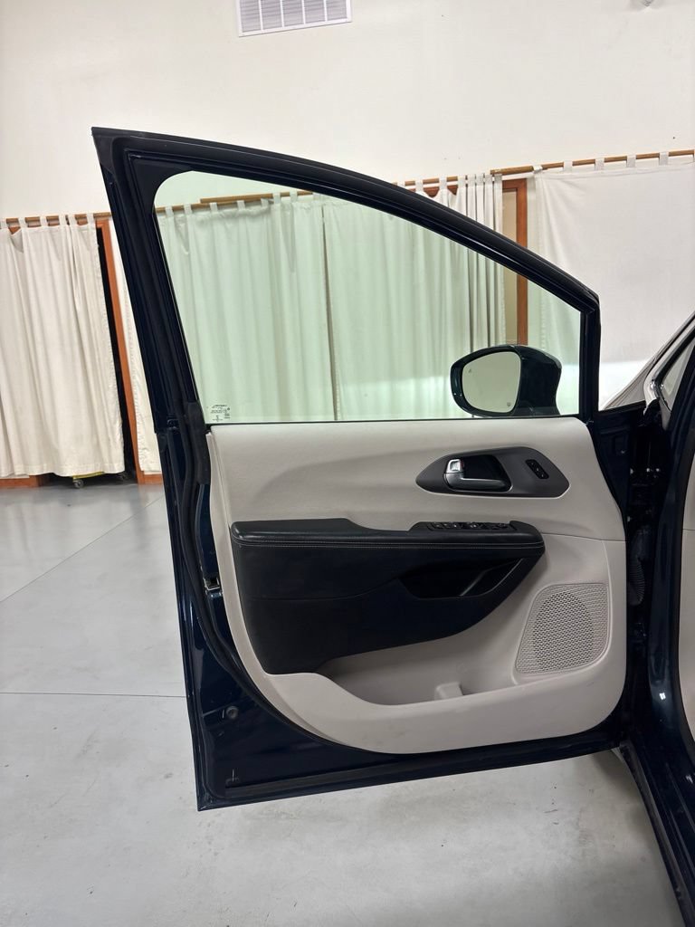 Used 2021 Chrysler Pacifica Touring-L FWD image 16