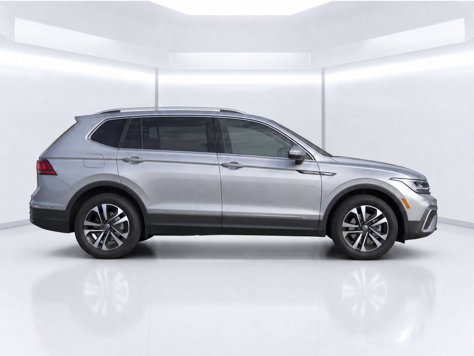 Used 2024 Volkswagen Tiguan S FWD image 3