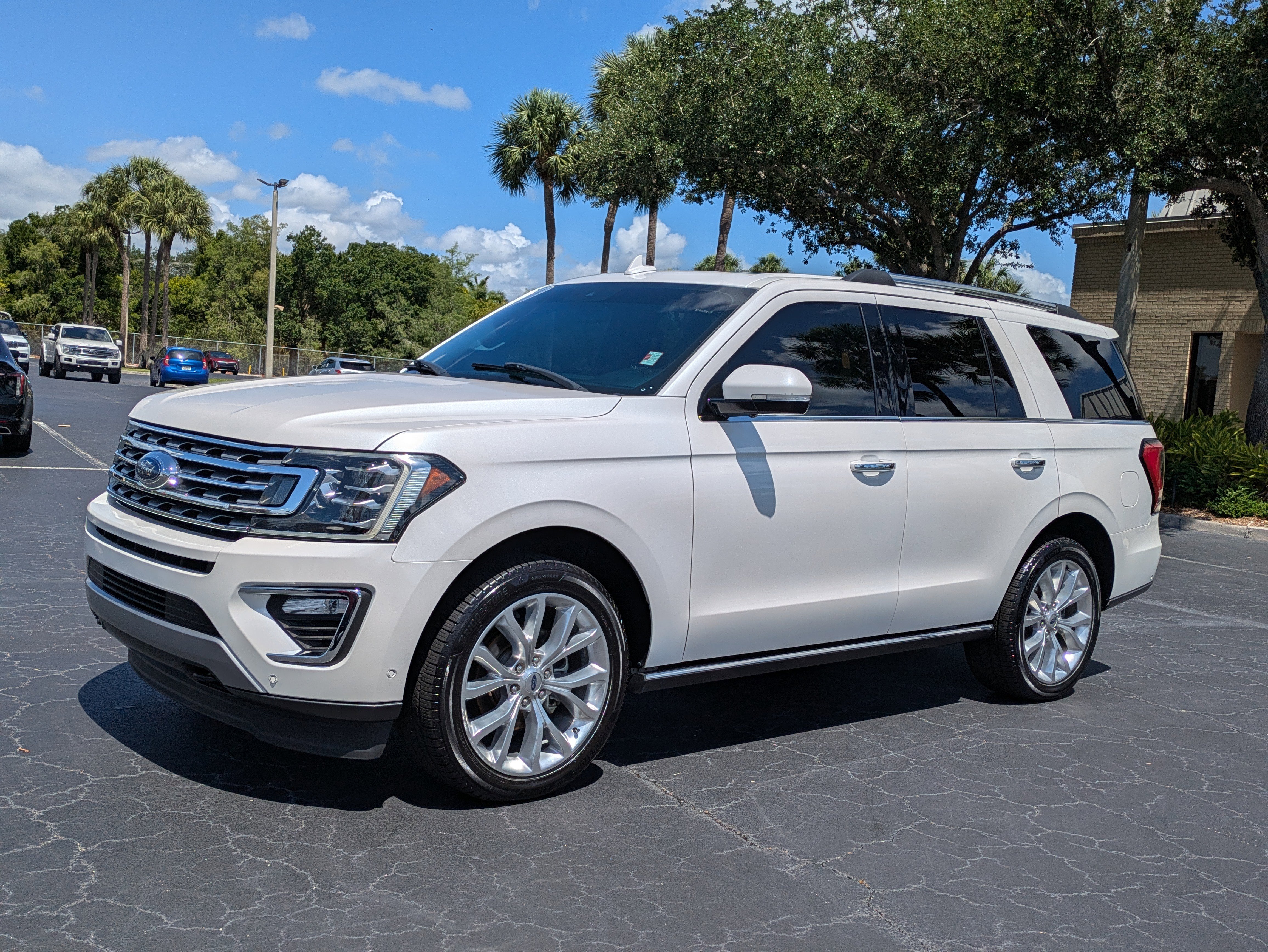 Used 2019 Ford Expedition Limited w/ Equipment Group 302A AWD/4WD image 2