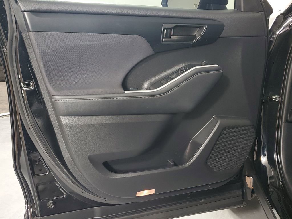 Used 2023 Toyota Highlander LE image 12