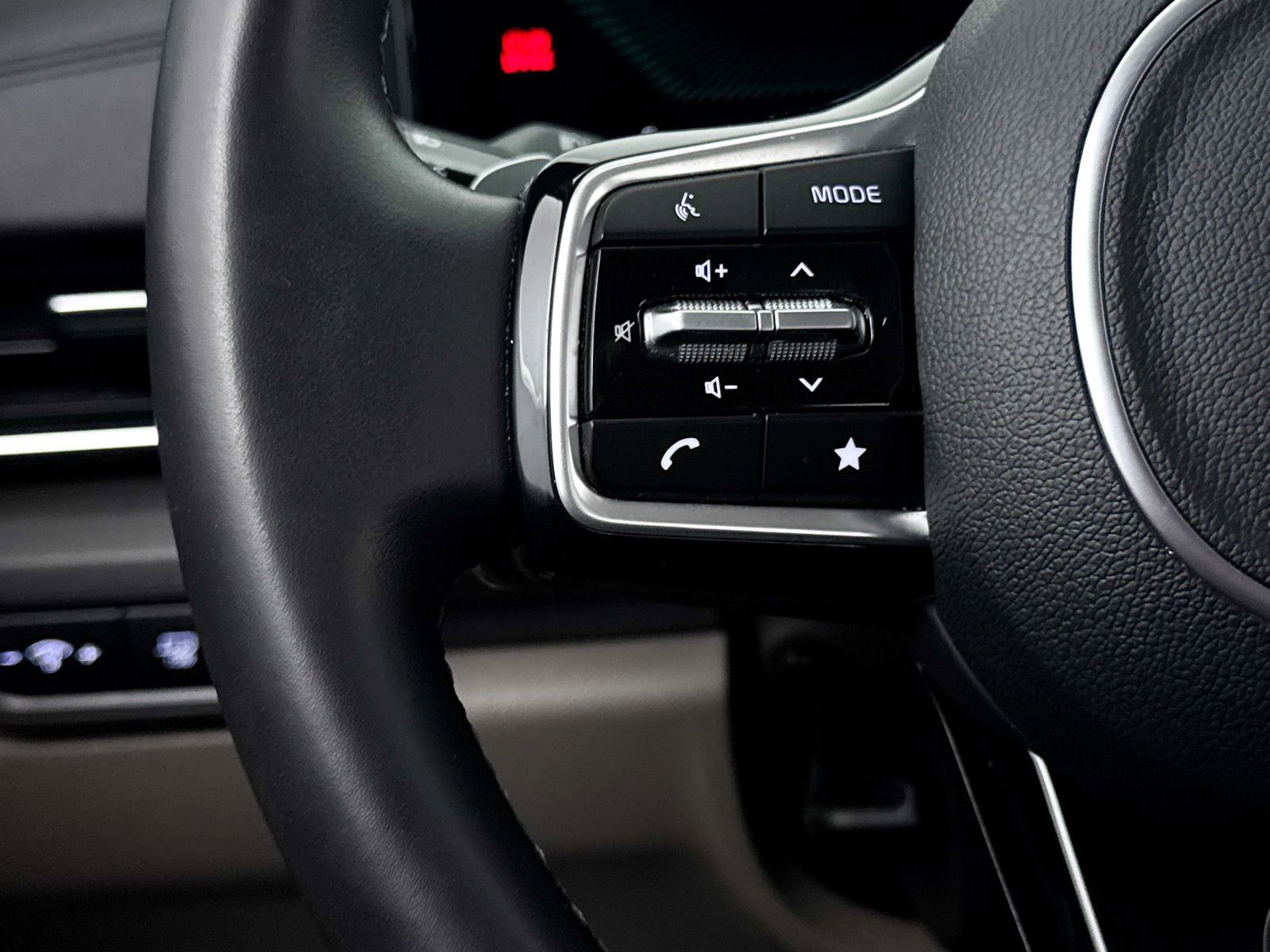 Certified 2025 Kia Carnival EX image 38