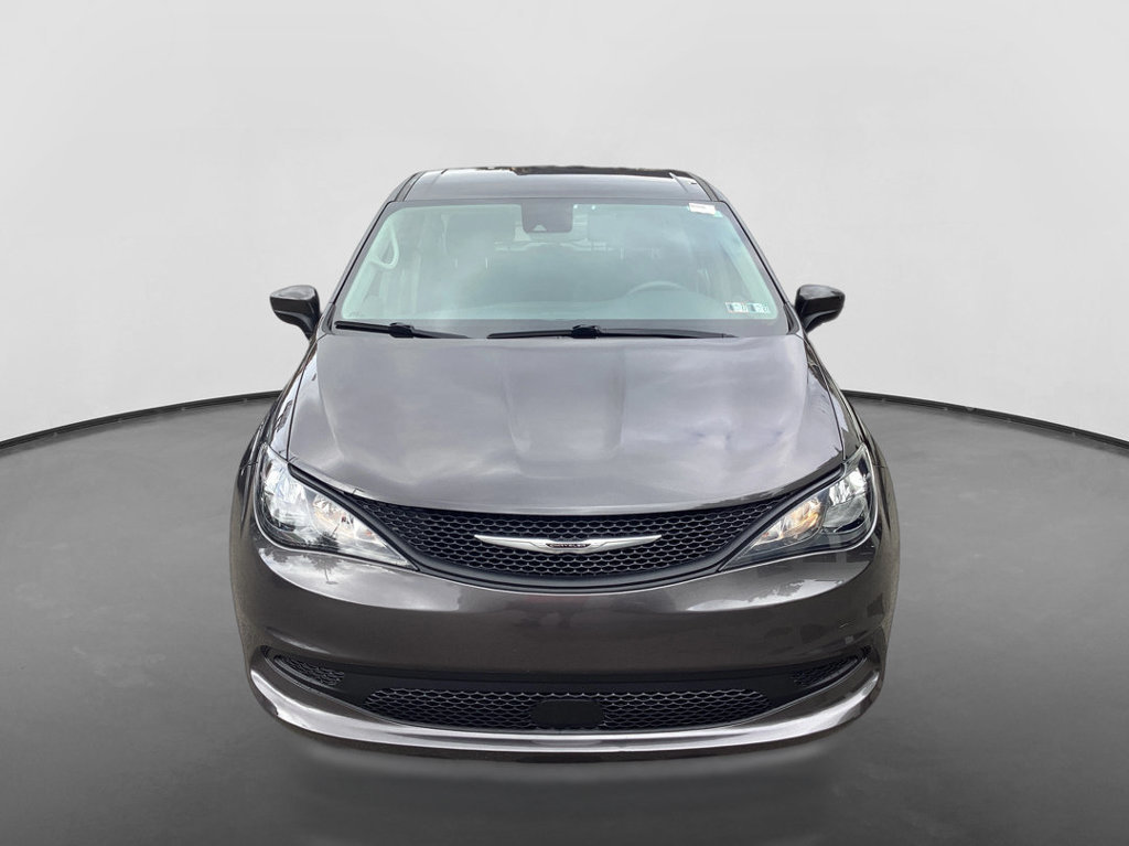 Used 2022 Chrysler Voyager LX FWD image 2