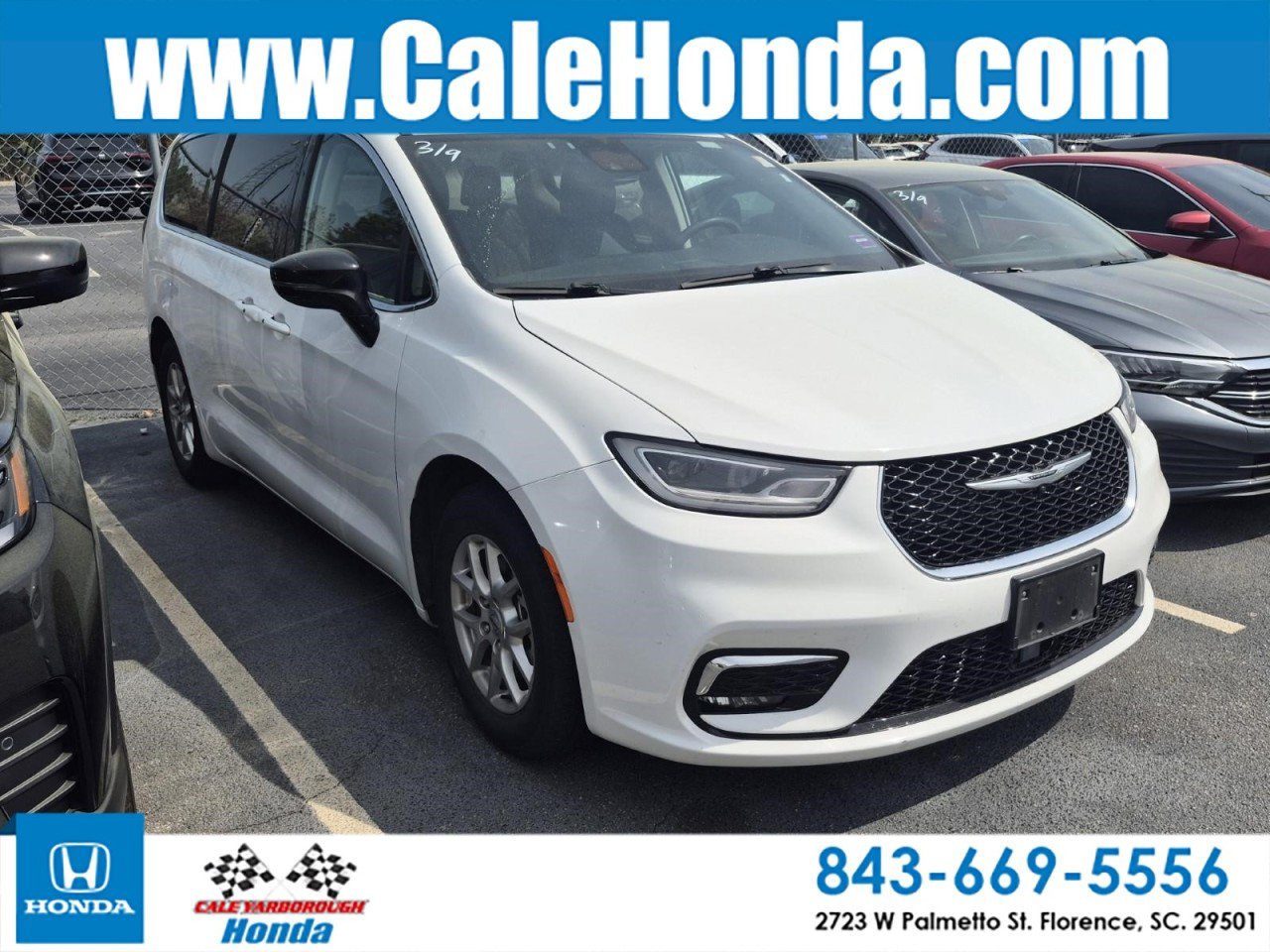 Used 2024 Chrysler Pacifica Touring-L image 1