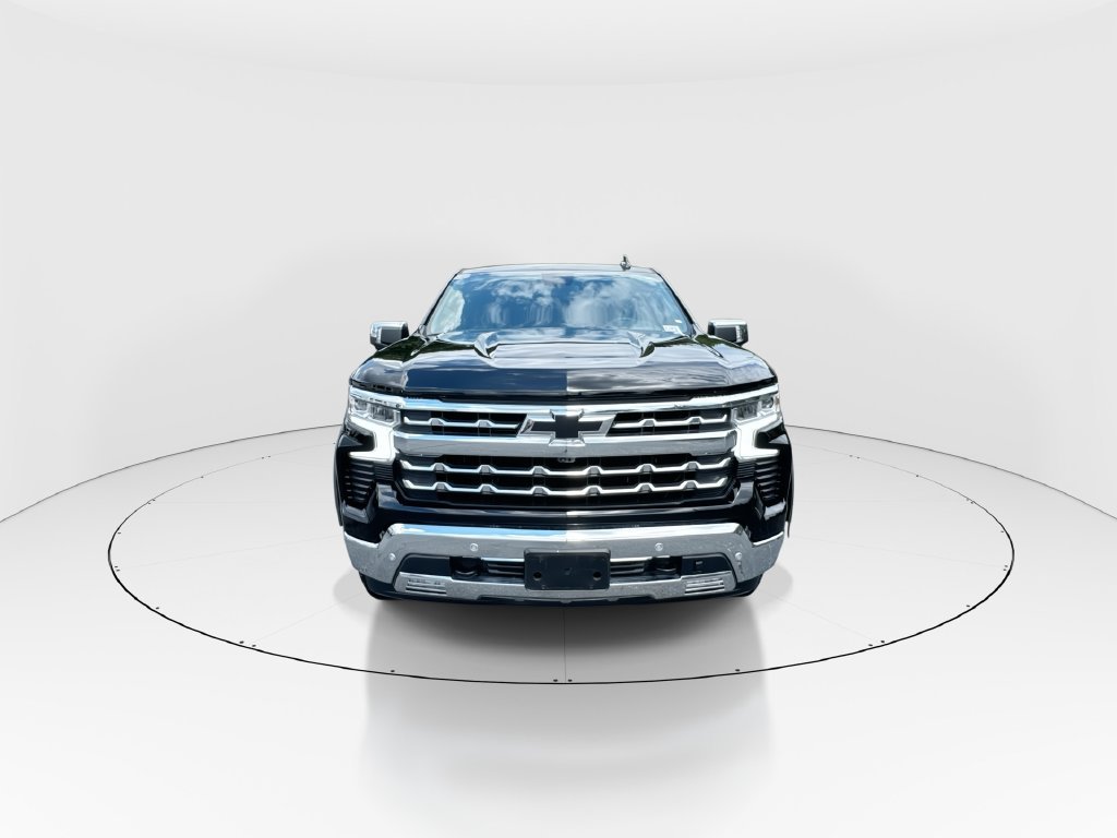 Used 2025 Chevrolet Silverado 1500 LTZ AWD/4WD image 3