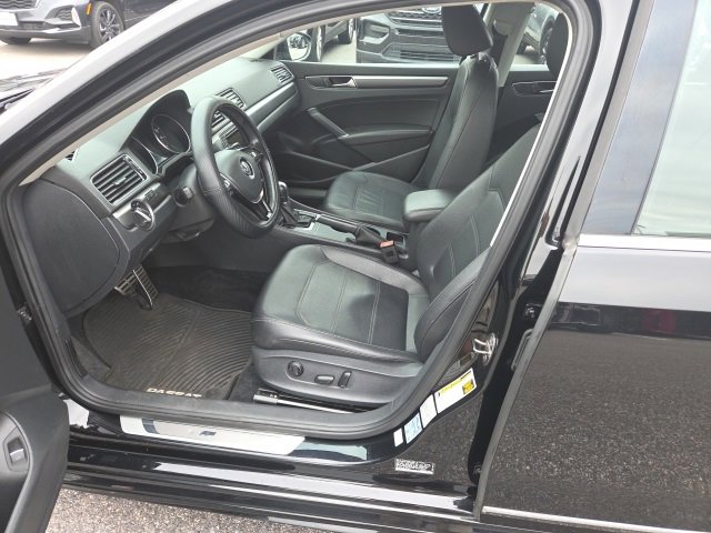 Used 2016 Volkswagen Passat 1.8T R-Line w/ R-Line Lighting Package image 21