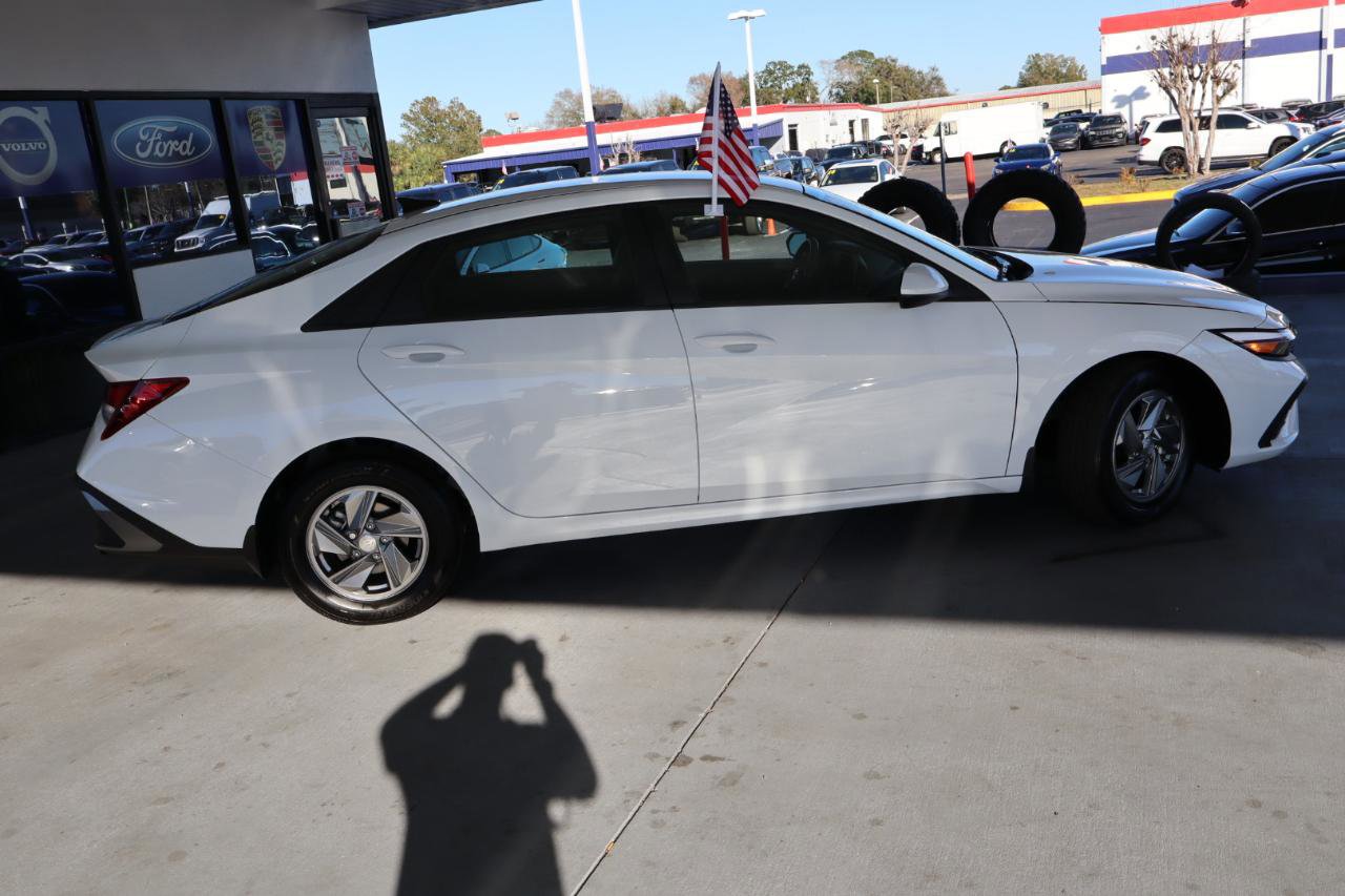 Used 2025 Hyundai Elantra SE image 4
