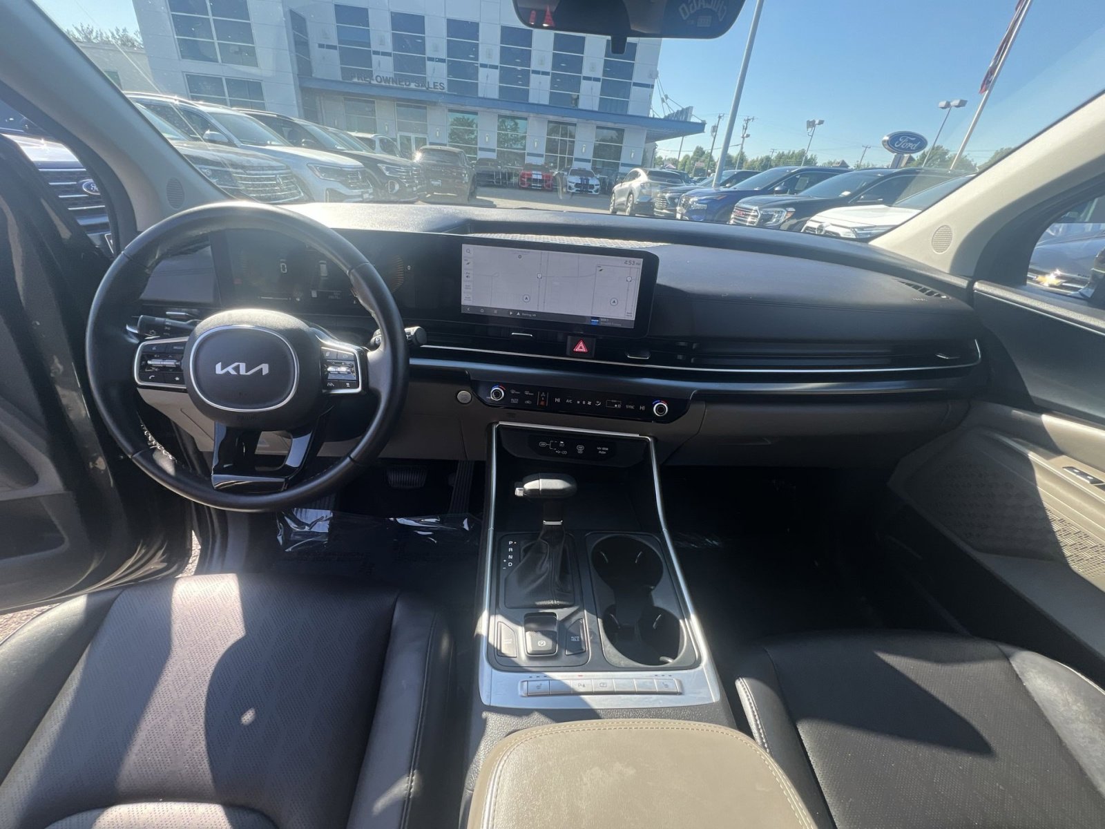 Used 2025 Kia Carnival FWD image 31