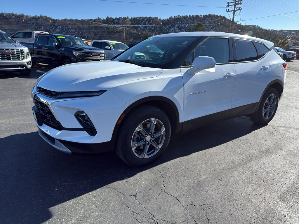 Used 2025 Chevrolet Blazer LT image 3