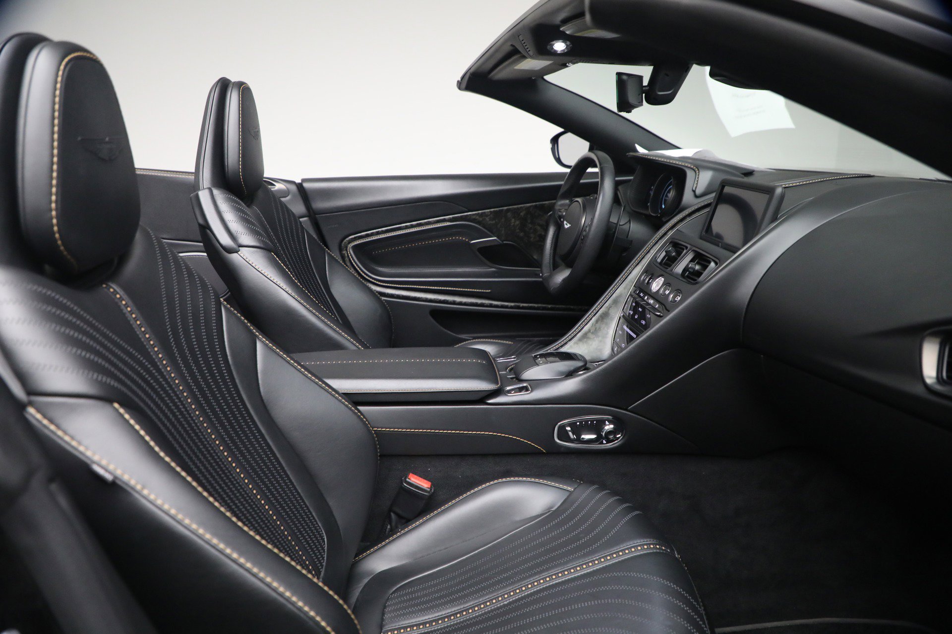 Used 2020 Aston Martin DB11 Volante image 37