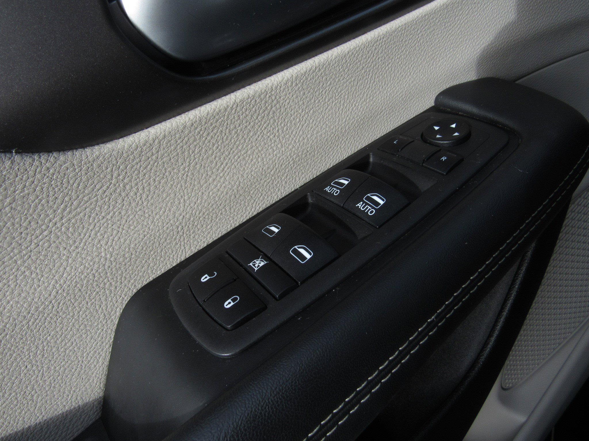 Used 2024 Chrysler Pacifica Touring-L image 22