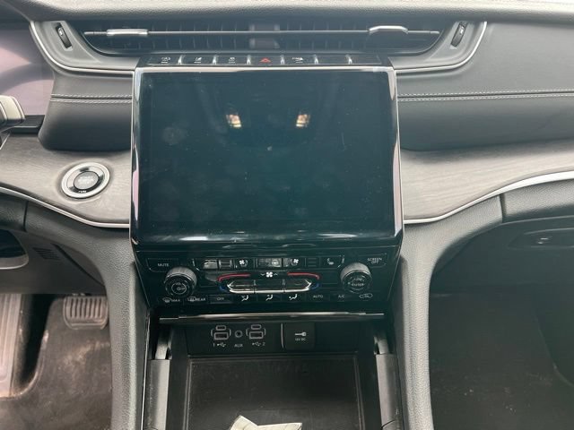 Used 2023 Jeep Grand Cherokee L Limited w/ Luxury Tech Group II AWD/4WD image 17