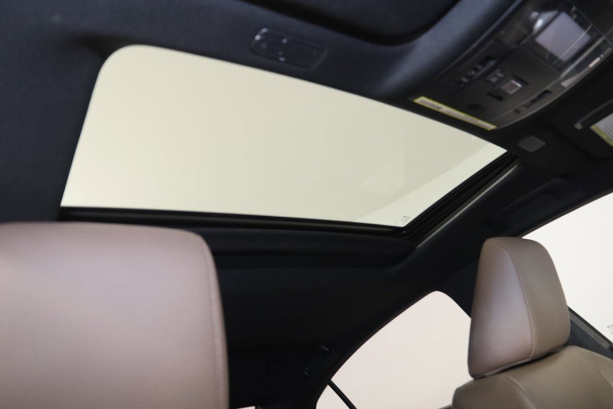 Used 2023 Lexus ES 300h w/ Premium Package image 11