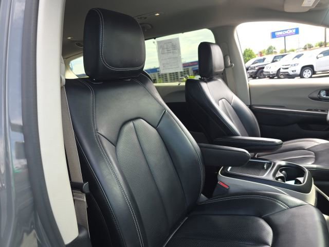 Used 2023 Chrysler Pacifica Touring-L FWD image 41