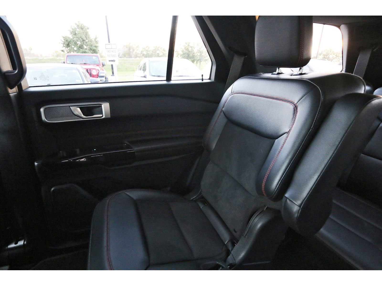 Used 2023 Ford Explorer ST-Line w/ Class IV Trailer Tow Package image 14