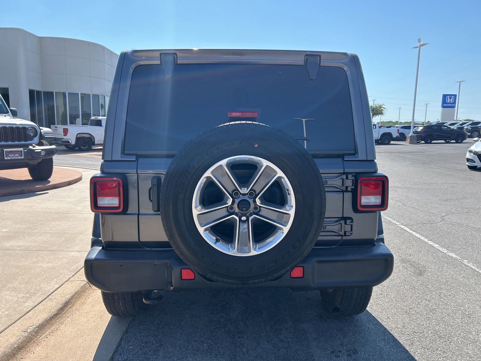 Used 2022 Jeep Wrangler Unlimited Sahara AWD/4WD image 6