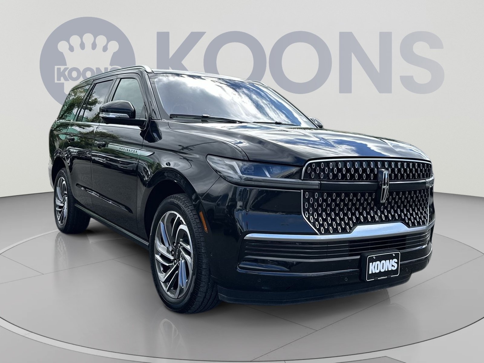 Used 2025 Lincoln Navigator Reserve AWD/4WD image 2
