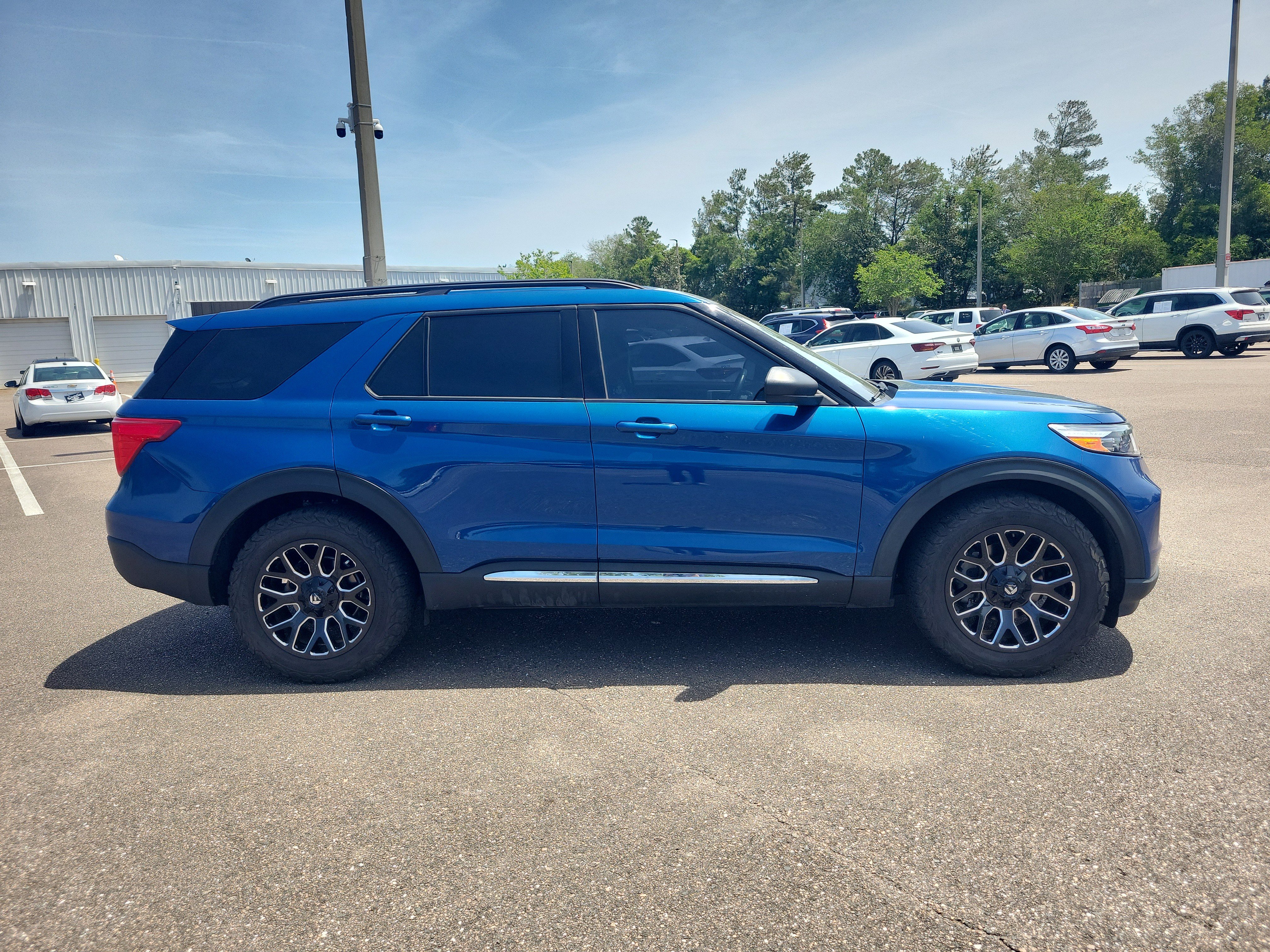 Used 2022 Ford Explorer XLT w/ Equipment Group 202A image 6