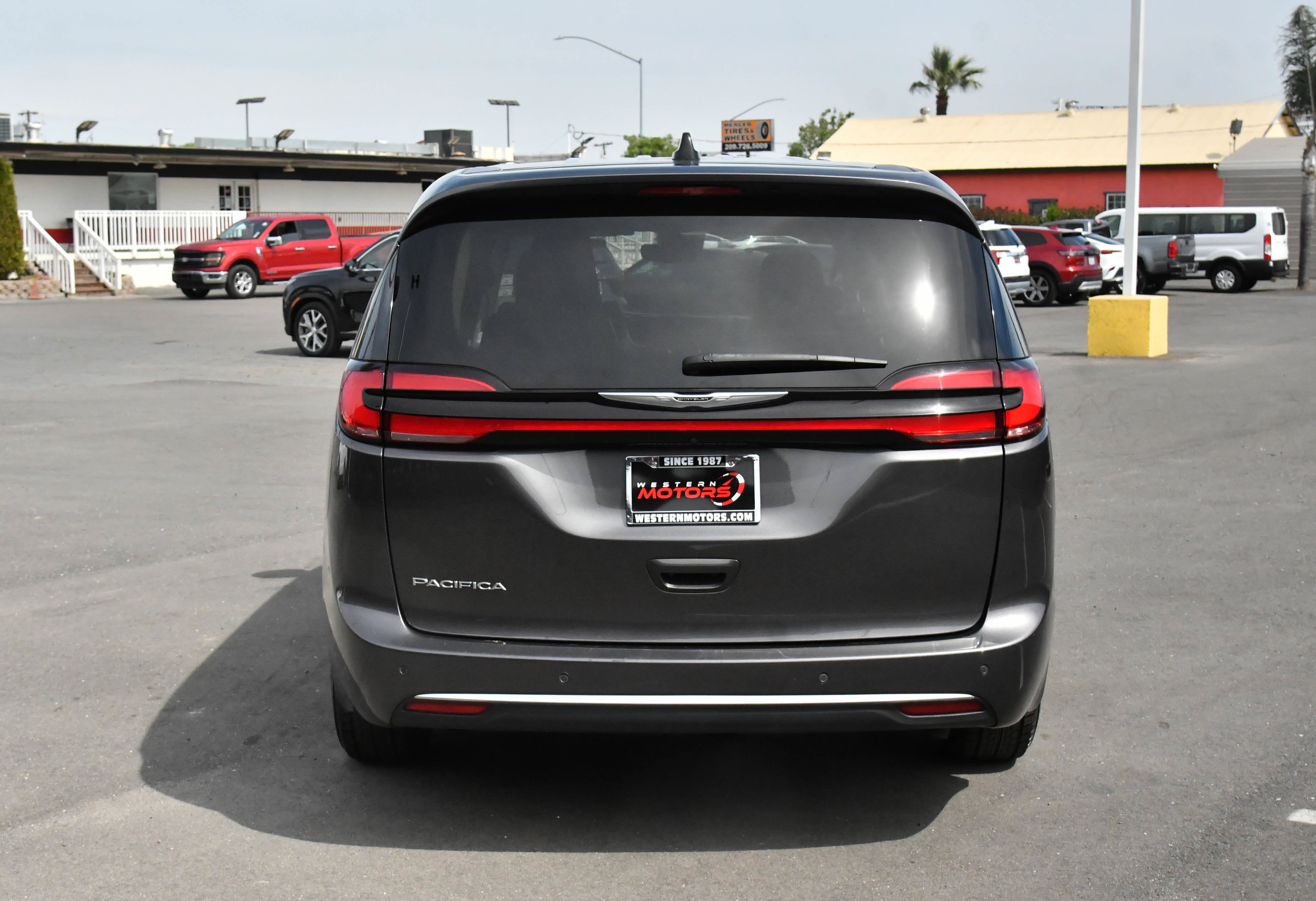 Used 2023 Chrysler Pacifica Touring-L FWD image 7