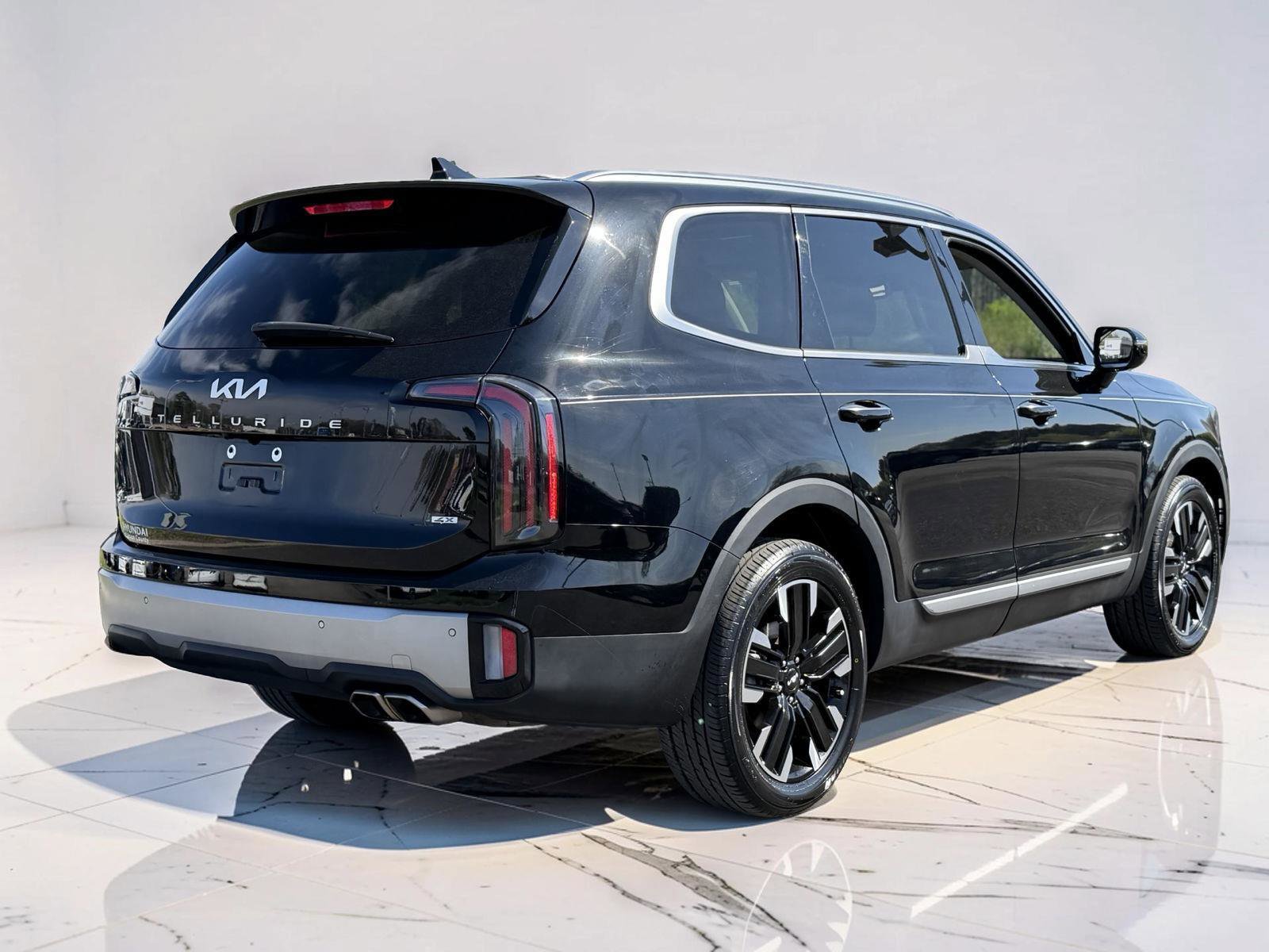 Used 2023 Kia Telluride SX AWD/4WD image 2