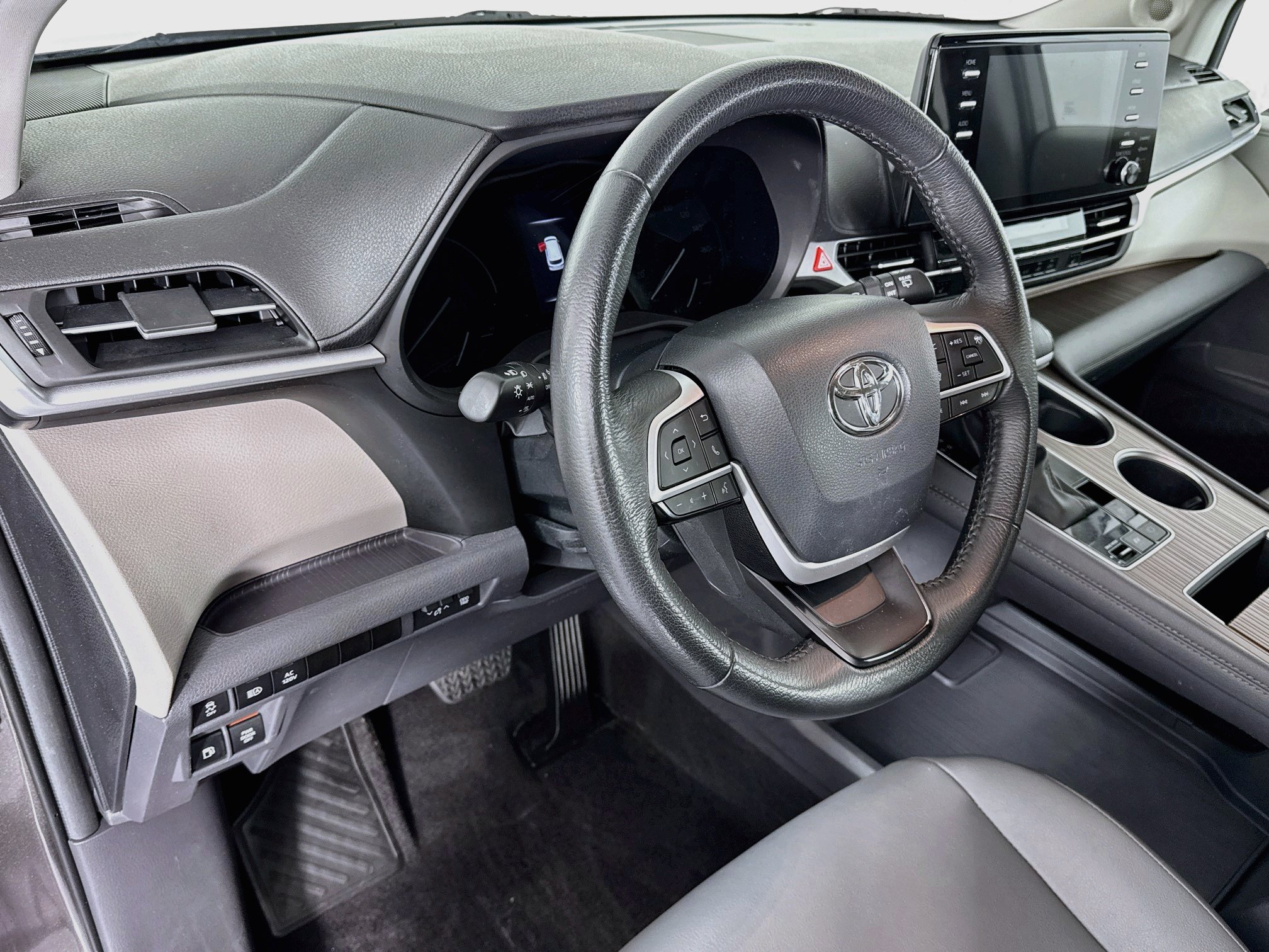 Used 2024 Toyota Sienna XLE w/ XLE Plus Package AWD/4WD image 9