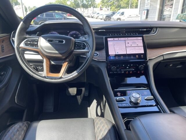 Used 2025 Jeep Grand Cherokee Summit w/ Obsidian Package AWD/4WD image 15