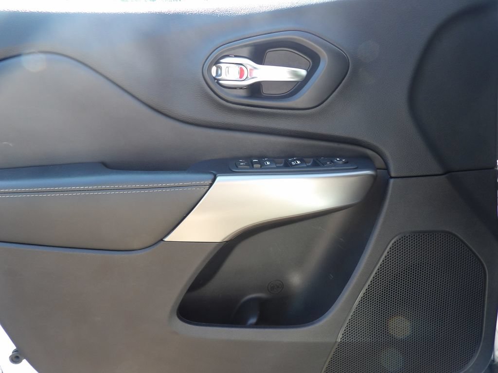 Used 2021 Jeep Cherokee Latitude Lux w/ Comfort/Convenience Group FWD image 11