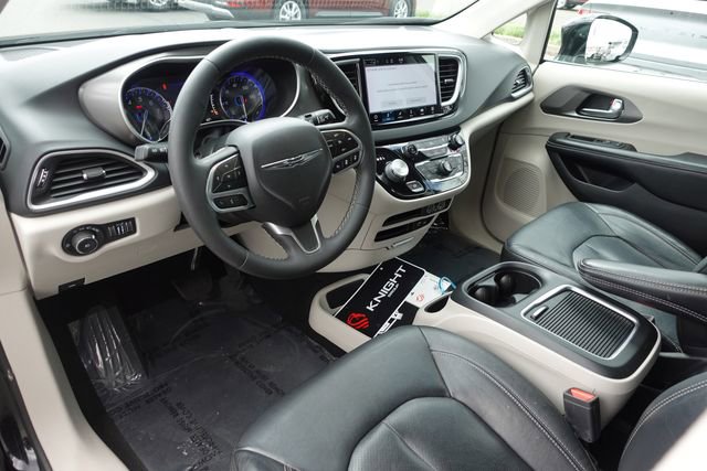 Used 2022 Chrysler Pacifica Touring-L image 12