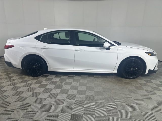 Used 2025 Toyota Camry SE image 4