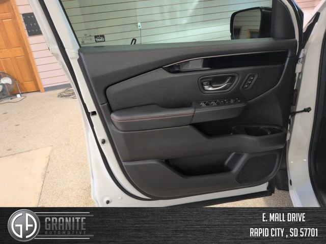 Used 2025 Honda Pilot TrailSport image 10