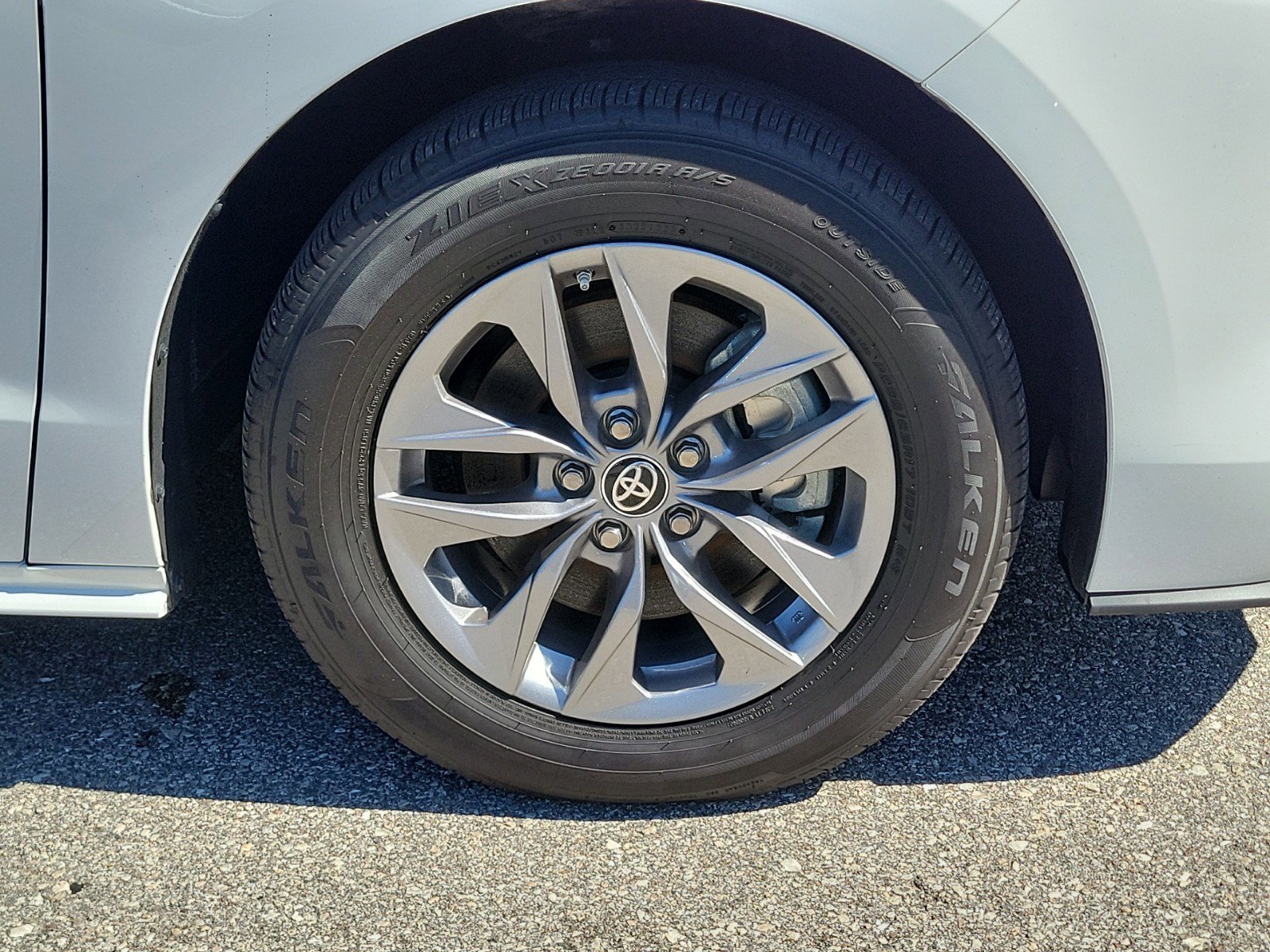 Used 2024 Toyota Sienna LE image 9