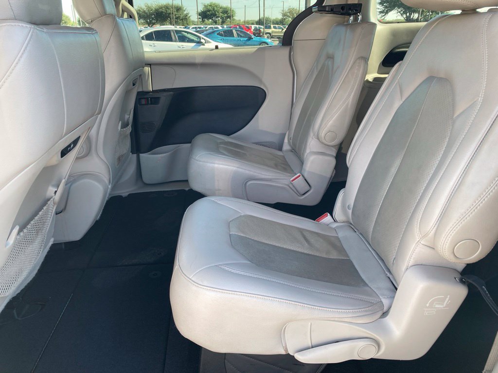 Used 2021 Chrysler Pacifica Touring-L FWD image 11