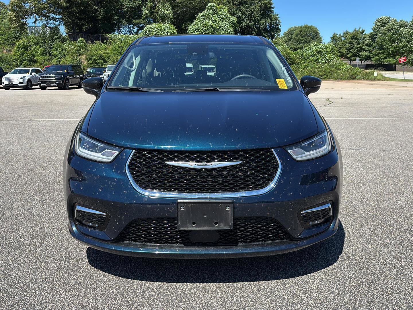 Used 2024 Chrysler Pacifica Touring-L FWD image 2