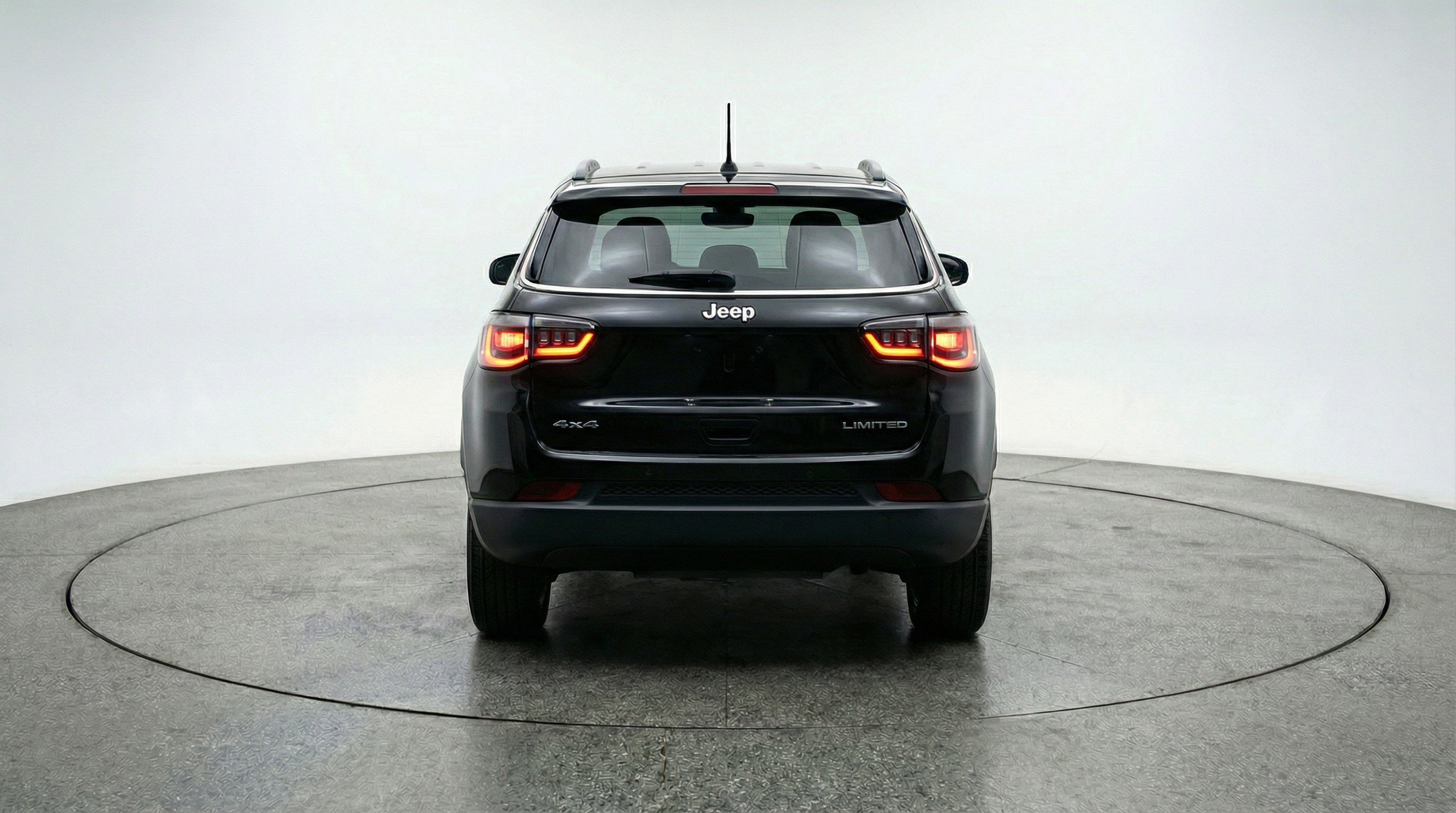Used 2025 Jeep Compass Latitude image 7