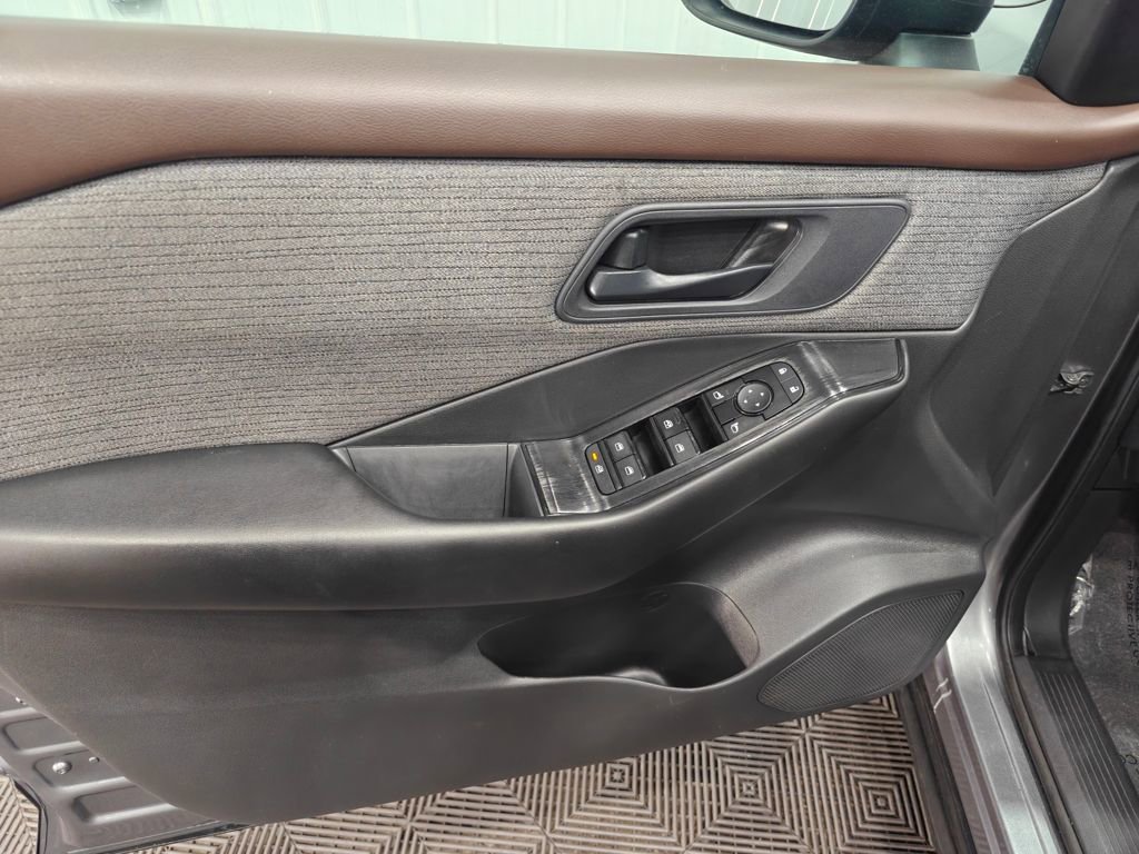 Used 2023 Nissan Rogue S image 39