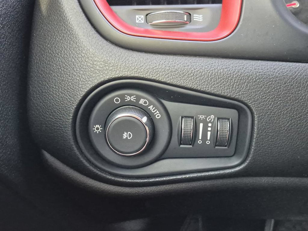 Used 2023 Jeep Renegade Trailhawk AWD/4WD image 21