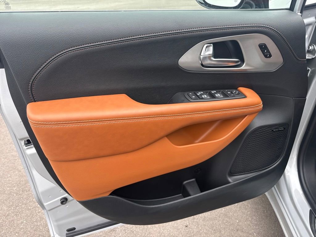 New 2026 Chrysler Pacifica Pinnacle image 11