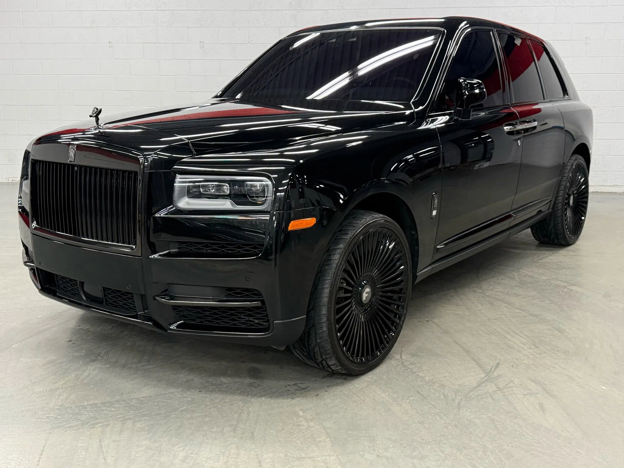 Used 2022 Rolls-Royce Cullinan Black Badge w/ Dark Exterior Package image 3