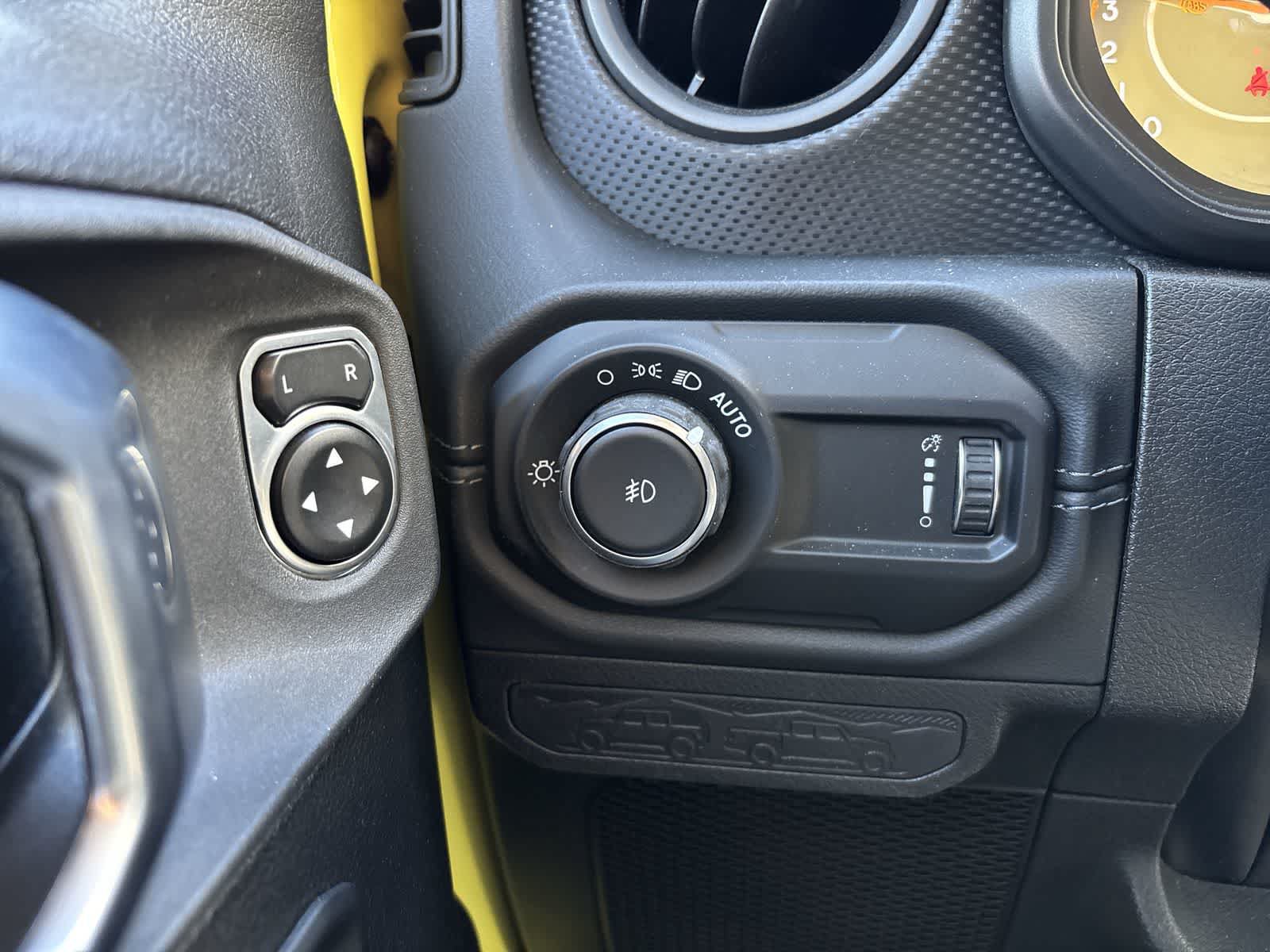 Used 2024 Jeep Wrangler Unlimited Rubicon w/ Technology Group AWD/4WD image 9