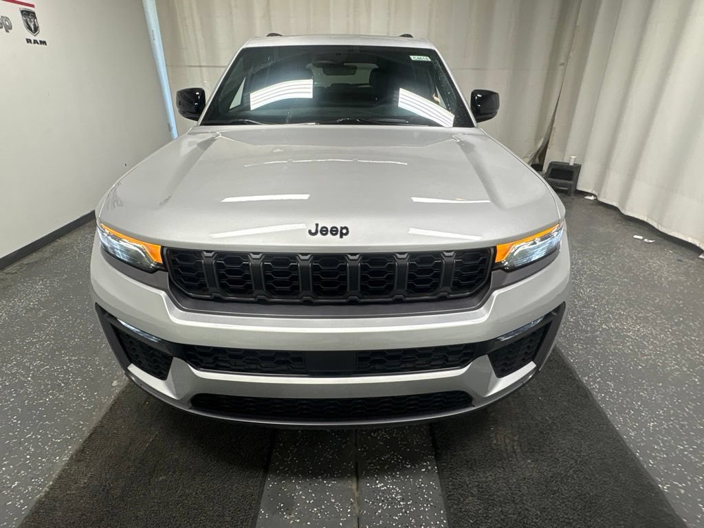 New 2026 Jeep Grand Cherokee Limited w/ Limited Altitude Package AWD/4WD image 4
