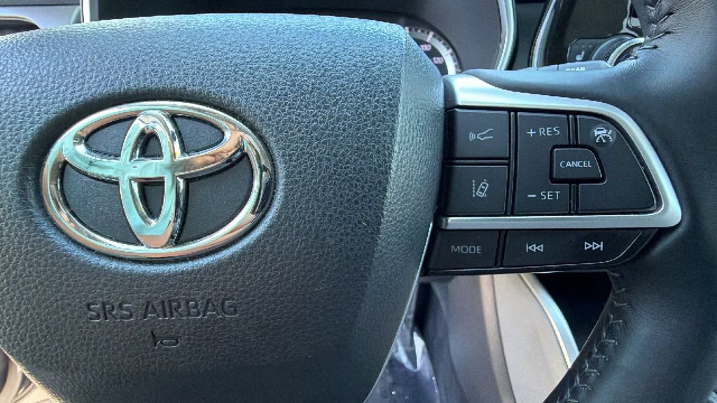 Used 2022 Toyota Highlander XLE AWD/4WD image 20