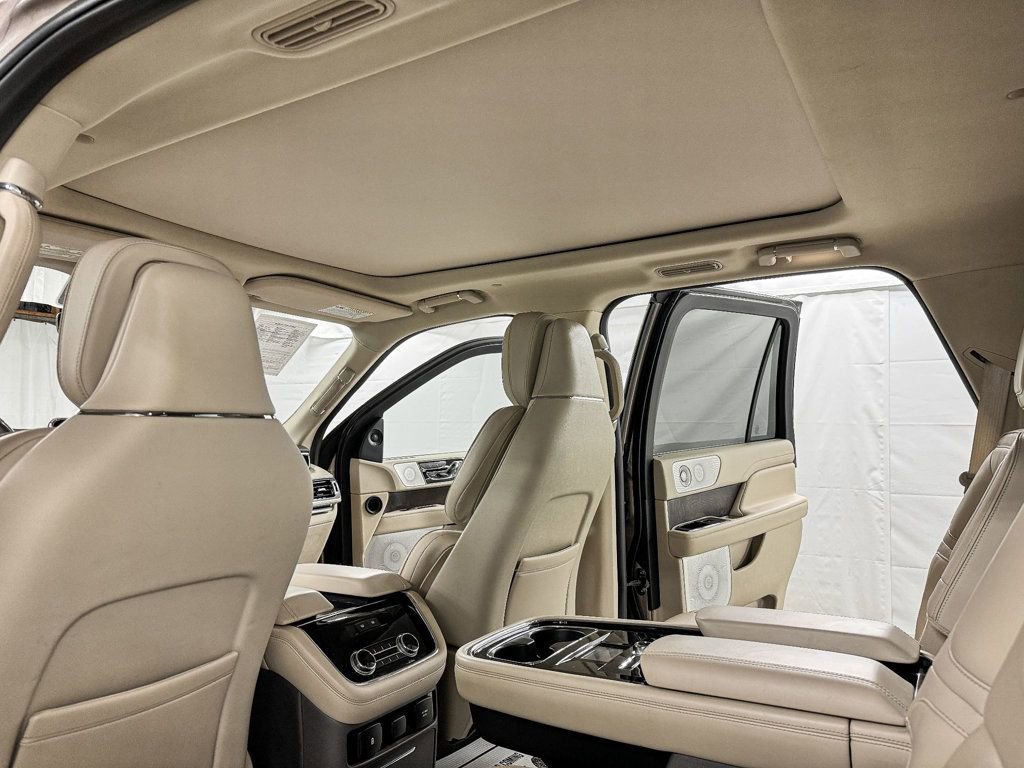 Used 2018 Lincoln Navigator Reserve w/ Technology Package AWD/4WD image 14
