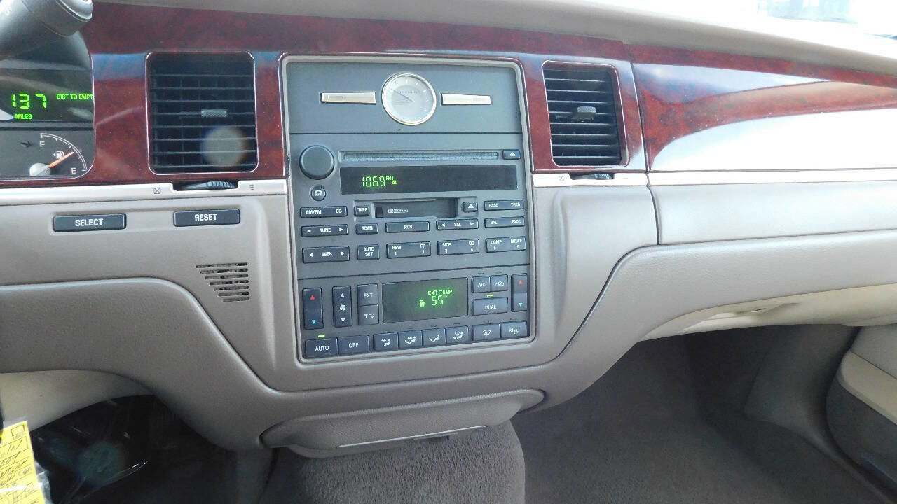 Used 2004 Lincoln Town Car Signature image 22