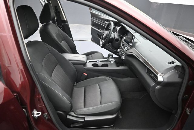 Used 2025 Nissan Altima 2.5 SV FWD image 21